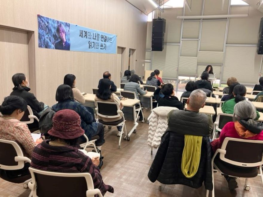 보도자료(20251209_‘구례군매천도서관, 황정은 작가 초청 인문학 특강 성황리 개최’).jpg