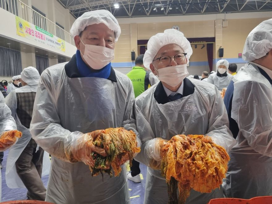 251222 김정희 위원장 순천효산고 김장담그기 봉사2.jpg