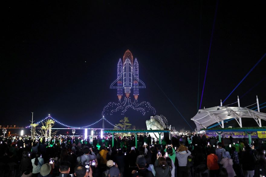 1. 전남 고흥군, 2025년 관광객 888만 명 돌파! (1) - 녹동항 드론쇼.jpg