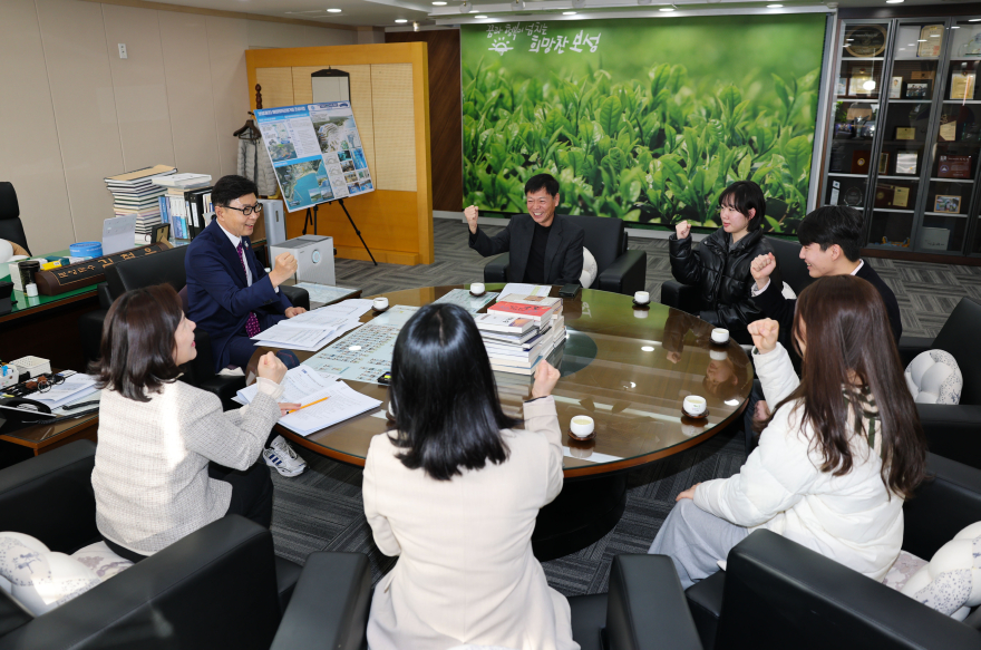 1-1. 보성군, 명문대 진학 열풍 지역 교육 저력 입증_작년 벌교고등학교 수능생들과 차담을 나누고 있다.jpg