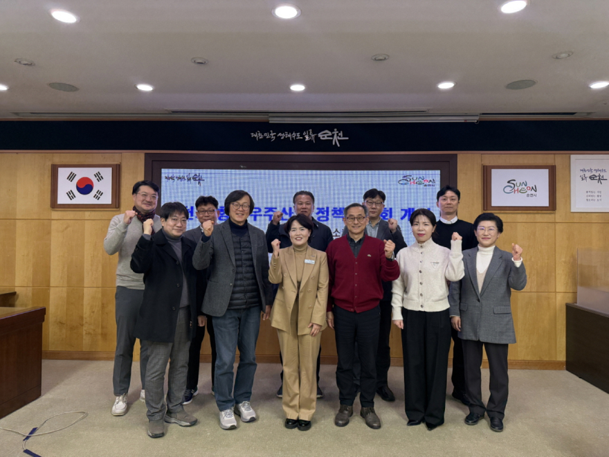 2 22일 시청 소회의실에서 열린 ‘제3회 순천시 항공우주산업 정책위원회’ 참석자들이 단체촬영을 하고 있다.jpg