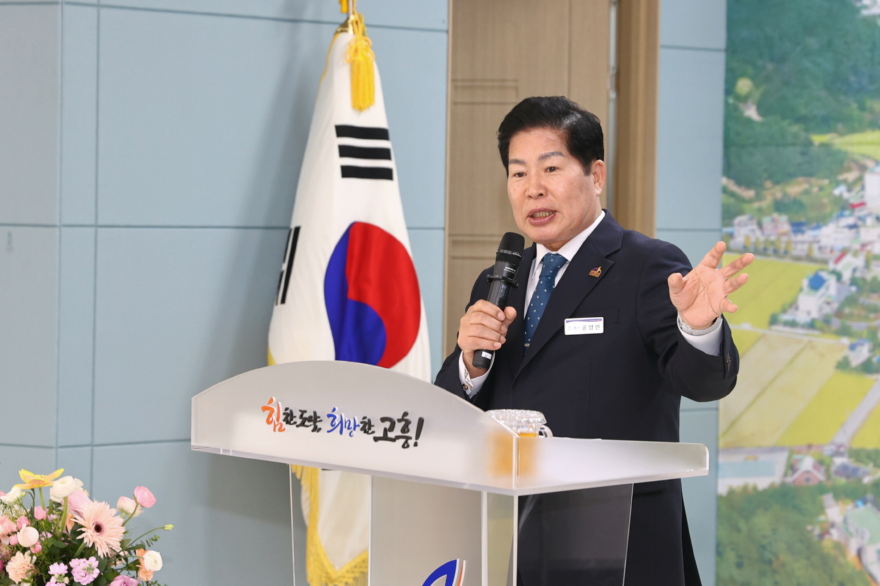 1. 고흥군, 민선 8기 3년 6개월의 여정, 군민과의 약속 이렇게 지켰다 (1) - 공영민 군수가 2026 군민과의 지역발전 토론회를 주재하고 있다.JPG