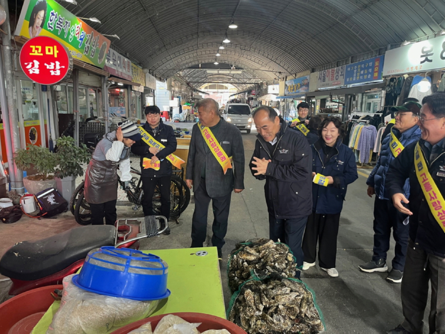 2. 고흥군, 설 명절 대비 전통시장 합동점검 완료 (3) - 설 맞이 전통시장 안전점검에 나선 양국진 고흥군 부군수(왼쪽 4번째)가 4일 녹동 전통시장을 찾아 상인들에게 화재 예방을 당부하고 있다.jpeg