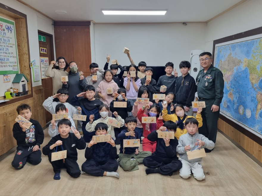 2 저전통합 예비군 중대장, ‘찾아가는 어린이 목공예 체험교실’ 재능기부.jpg