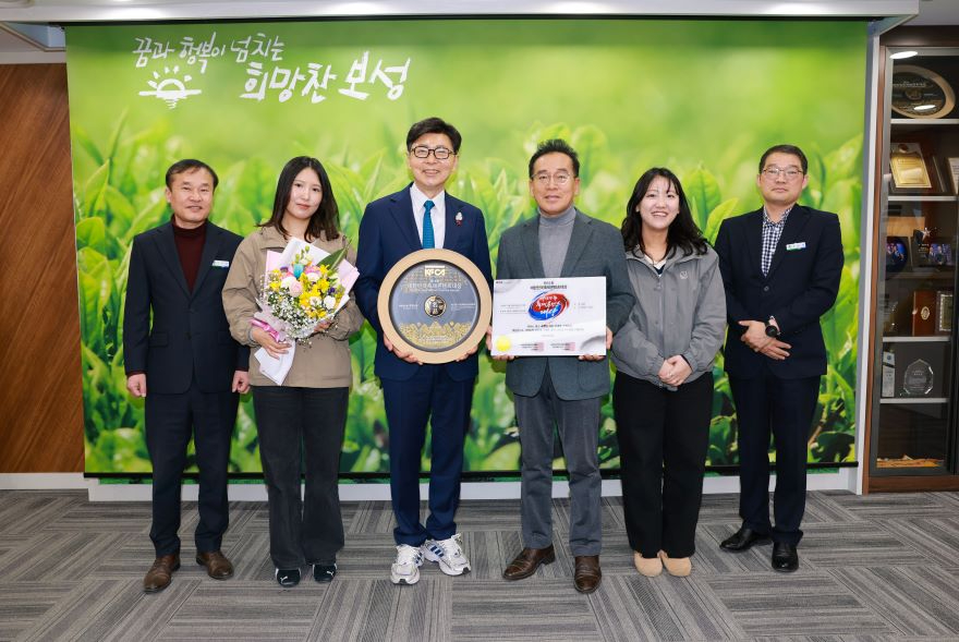1-1. 보성군, ‘서편제보성소리축제’ 대한민국축제콘텐츠대상 5년 연속 대상 선정(왼쪽에서 세 번째_김철우 보성군수,네번째_채희설 서편제보성소리축제추진위원장).jpg