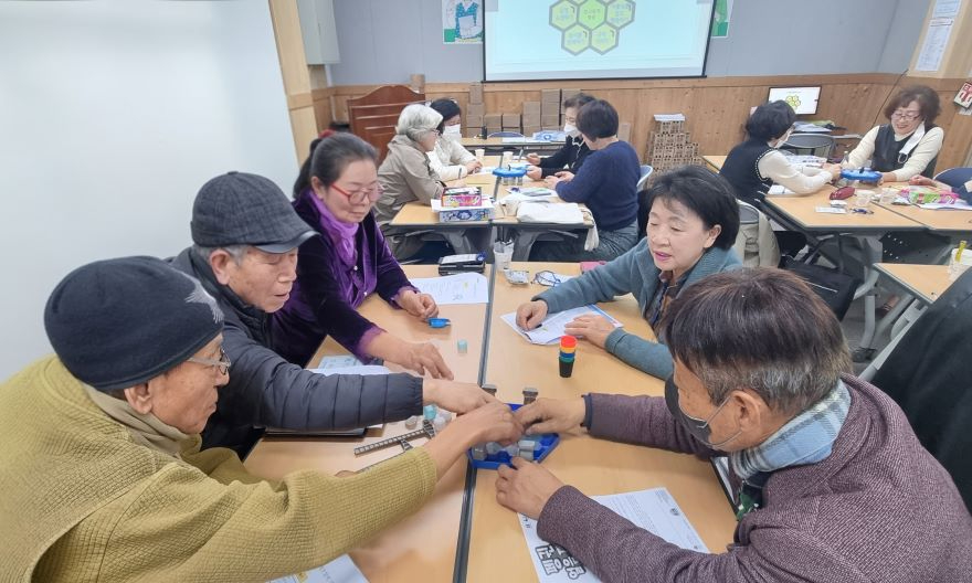 3-1. 보성군, 446개 경로당에 어르신 보드게임 꾸러미 지원_어르신들과 함께 보드게임을 하고 있다.jpg