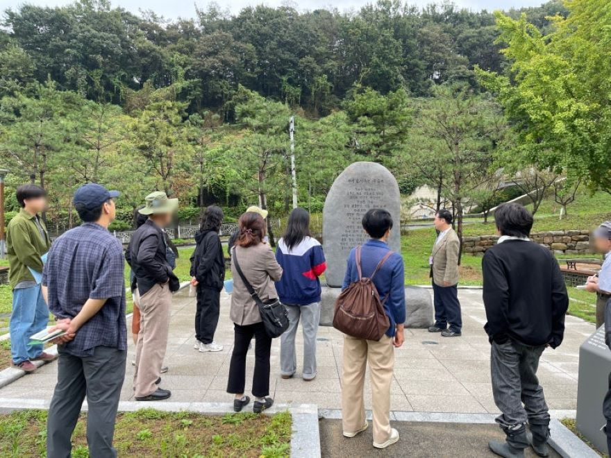 1 지난해 10월 순천에코칼리지 참가자들이 동학순례 프로그램에서 충남 공주 우금치 전적지를 방문하고 있다.jpg