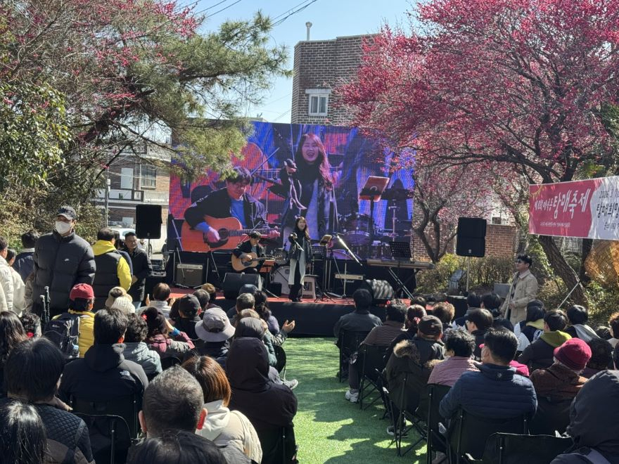 지난 7일 탐매희망센터 일원에서 열린 ‘제8회 매곡동 탐매축제’에서 관람객들이 공연을 즐기고 있다.JPG