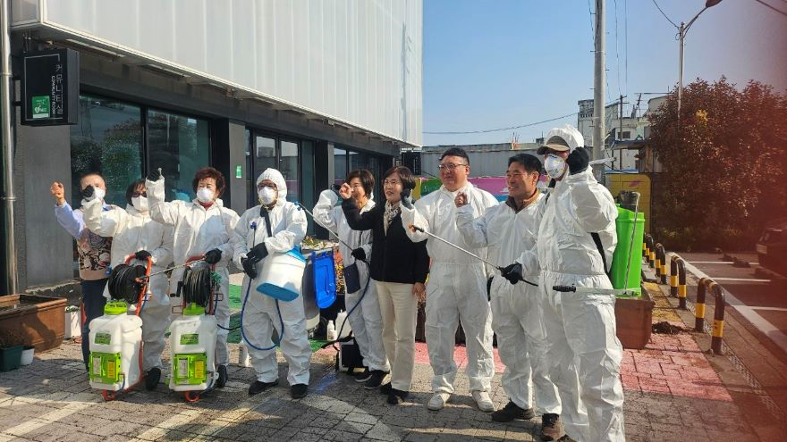 7 지난 10일 장천동 지역주민들이 해빙기 일제 방역 활동에 앞서 단체촬영을 하고 있다.jpg