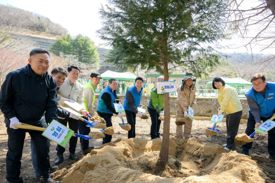 1 3월 20일 순천시립공원묘지 인근에서 노관규 시장을 비롯한 관계자들이 청렴 나무심기 행사를 진행하고 있다..JPG