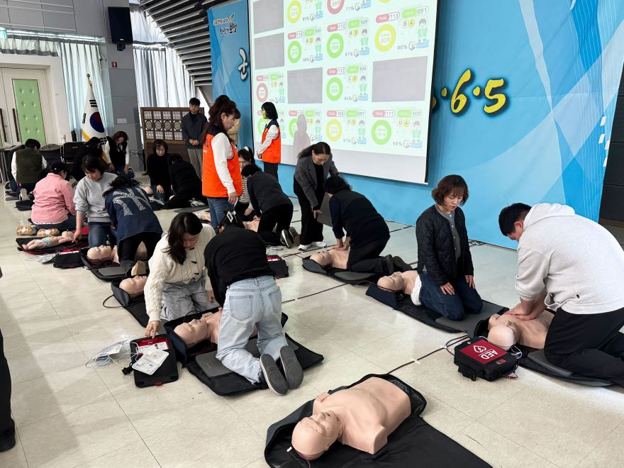 2-1. 보성군, 어린이 이용 시설 종사자 안전교육 실시_교육 참석자들이 심폐소생술 실습을 하고 있다.jpg