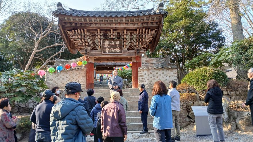 9 25일 승종 선암사 총무스님께서 승주읍 ‘나도 웹툰작가’ 참여자에게 선암사 일주문에 대해 설명하고 있다.jpg