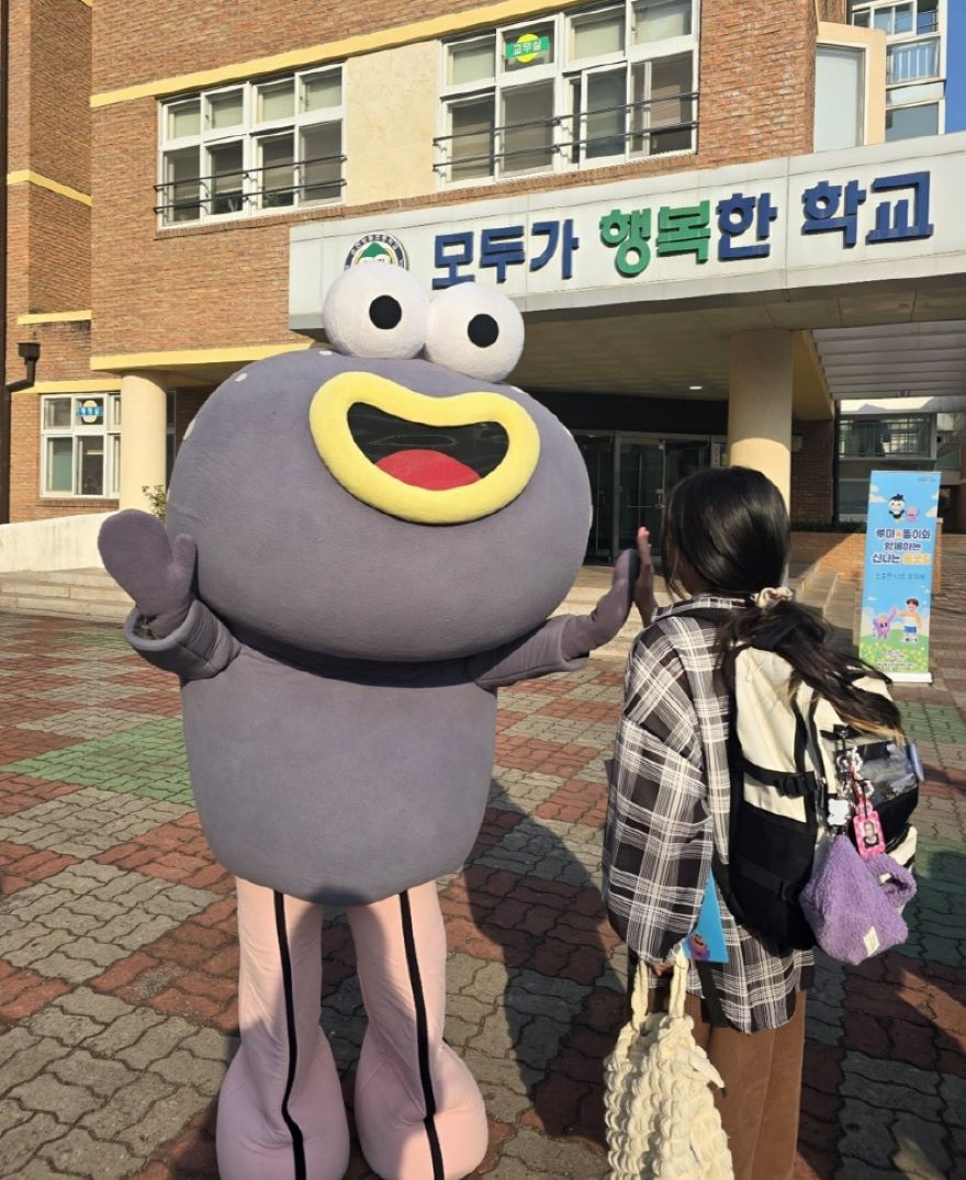 8 순천시청소년상담복지센터는 루미·뚱이와 함께 등교맞이 캠페인을 펼쳤다 (3).jpg