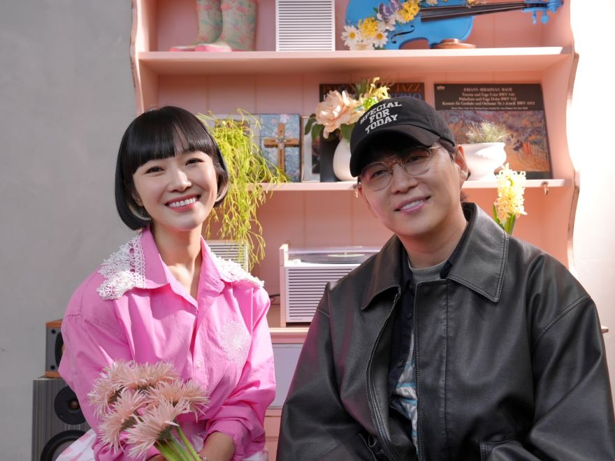 1. 고흥군, 가수 자두와 손잡고 관광브랜드 프로젝트 추진... 지자체×대중음악 역대급 콜라보 (1) - 왼쪽부터 가수 자두, 작곡가 안영민(로코베리).jpg