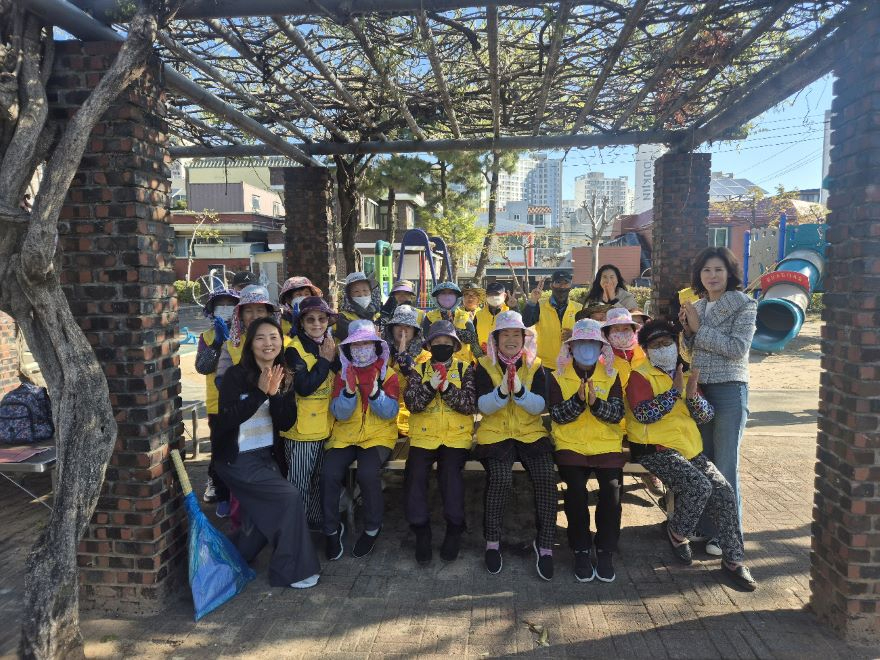 7 광양시 광영동 노인일자리 참여 어르신 대상 현장 안전교육 격려 방문 광영동(단체사진).jpg