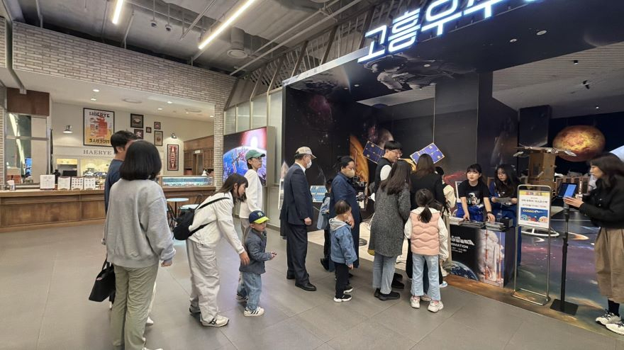 1. 고흥우주항공축제, 더현대 서울 팝업 주말 이틀간 1만여 명 몰리며 ‘흥행 예감’ (1) - 가족 단위 관람객 오픈런 행렬.JPG
