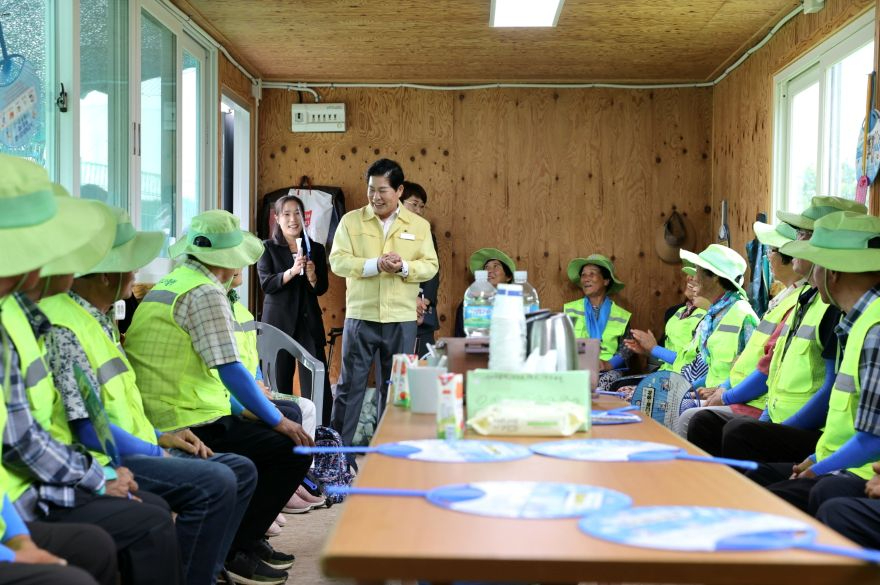 1. 고흥군, 노인일자리 및 사회활동 지원 사업 평가 우수 지자체 선정 (1) 공영민 고흥군수가 노인일자리 참여 어르신들을 만나 애로사항을 듣고 격려하고 있다.JPG