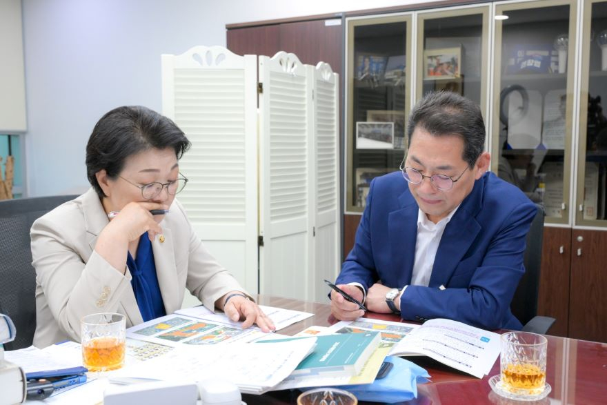 1-1.지난9월30일 손훈모 순천시장이 국비반영을 위해 예결위소속 권향엽국회의원과 면담하고있다.jpg