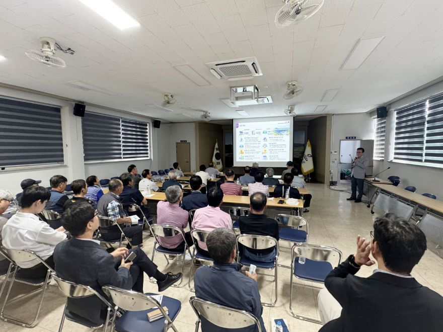 1. 1. 고흥군, 고흥 5GW·여수 5GW 연계해 10GW 재생에너지 시대 선도 (1) 지난 9월 열린 재생에너지 이익공유 모델 개발 및 송전선로 구축을 위한 군민 대통합 설명회.jpg