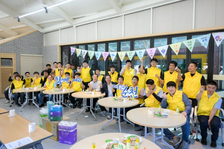 2.지난6일 손훈모 순천시장이 장애인직업재활시설을 방문해 현장 소통하고 기념촬영하고있다.jpg