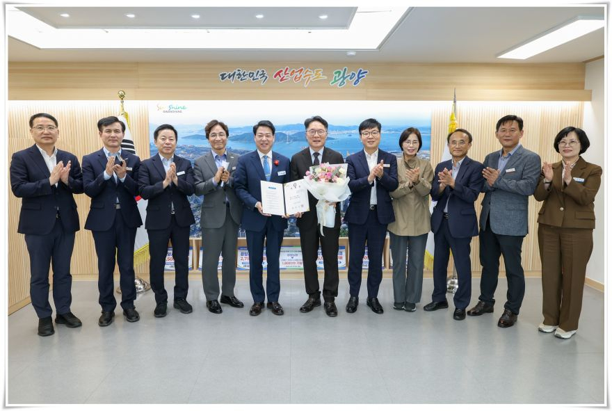 1 이상용 광양시 부시장 취임 소통과 협업으로 광양대전환 뒷받침 총무과(단체사진).jpg