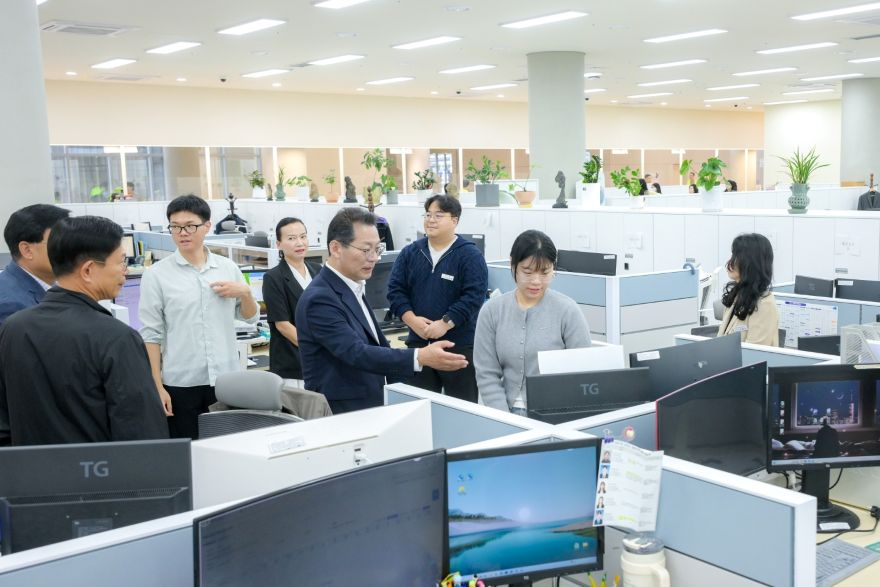 2.손훈모 순천시장이 신청사 세정과를 방문해 격려하고있다.jpg