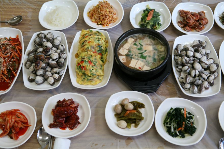 2-1. 보성군, 벌교 태백산맥 꼬막거리 음식점에 위생용품 지원_벌교 태백산맥 꼬막거리 음식점의 꼬막 정식.jpg