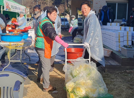 김정희 전남도의회 교육위원장, 순천 삼산동에서 주민들과 함께 김장 담그기 봉사