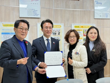 김민석 국무총리, 외증조부 설립 뜻 기려 ‘고성초등학교’ 방문... 박지원 의원 동행